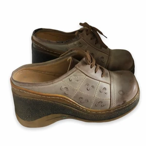 retro platforms - oerhört sällsynta platform skor/sandaler. de har en skråma på höger skosula (se bild tre) och en liten fläck på samma sko. så därför säljer jag de för det här priset. jag köpte dom utan att prova och självklart var de för små:/ jag haft de som prydnad men känns som en waste när någon kan få användning för dom. de är stora/ bredare vid tårna vilket jag tycker är skitsnyggt. om många är intresserade startar jag en budgivning