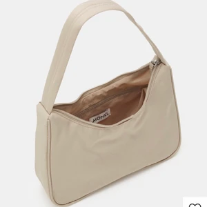 Beige väska - Beige väska från Monki, 1 år gammal. Nypris 179 kr. 