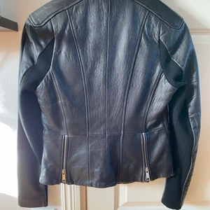 Skinn jacka  - säljer min sjukt coola Jofama by Marie Serneholt då den blivit lite tight för mig😣 jackan är såklart i äkta skin och sitter figurnära. Näst intill ny skick. Hör av er vid fler frågor eller om fler bilder önskas.💕 pris kan diskuteras. köparen står för frakten. Jag är lite osäker på frakten så priset som står på frakt är inte 100% korrekt. Vid intresse kollar jag såklart upp det 