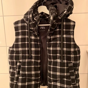 Väst med luva  - Säljer min fina rutiga väst med luva från Zara! Den har tyvärr inte kommit till användning.. Strl XS och säljer för 450 kr + frakt 