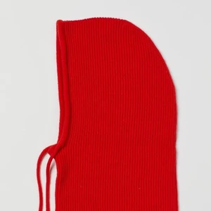 Röd balaclava  - Röd balaclava i nytt skick!