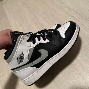 Air Jordan Mid White Shadow - INTRESSEKOLL Har inte använt så mycket. Dem är lite smutsiga nu men tvättas innan jag skickar iväg dem.  Säljer pågrund av att dem är på gränser för små för mig. Kommer tyvärr inte skickas i originals skokartongen då den är slängd. Såklart är dem äkta! Nypris 3 000kr - 4 000kr