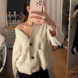 Kofta??/Tröja? - Tröja från H&M i storlek xs passar definitivt upp till storlek M. Skulle tipsa dom med xxs att detta är inget för er om ni inte gillar ”over size” använd 1 gång. Knapparna går att öppna så denna man man ha på flera olika sätt. Ny pris 199