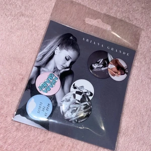 Ariana grande pins  - Oöppnad pins! Buda i dm