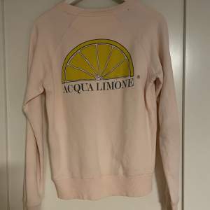 En ljus rosa aqua limone sweatshirt i storlek xs. Använd sparsamt! 
