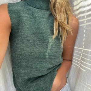 Grön polotröja - Säljer en i vit/beige också!!!! Säljer min gröna polotröja med korta ärmar från zara!! True to size, sitter på mig som är en S. 💕 I så gott som ny, prislappar finns kvar ❤️‍🔥 