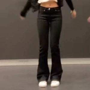 svarat jeans  - säljer dessa jeansen från zara, helt nya med prislapp kvar. bilderna är lånade (står ej för frakten) ❤️❤️slutsålda i storleken senast jag kolla!! (har även ett par till som är använda en gång i storlek 34!)