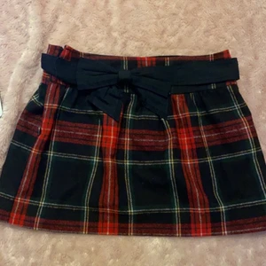 Rutig mini kjol - Köparen står för frakt 78kr💕 Kjol köpt på sellpy men var tvungen att sälja då den var för stor för mig❤️ Midjemått enligt sellpy:74cm🌸