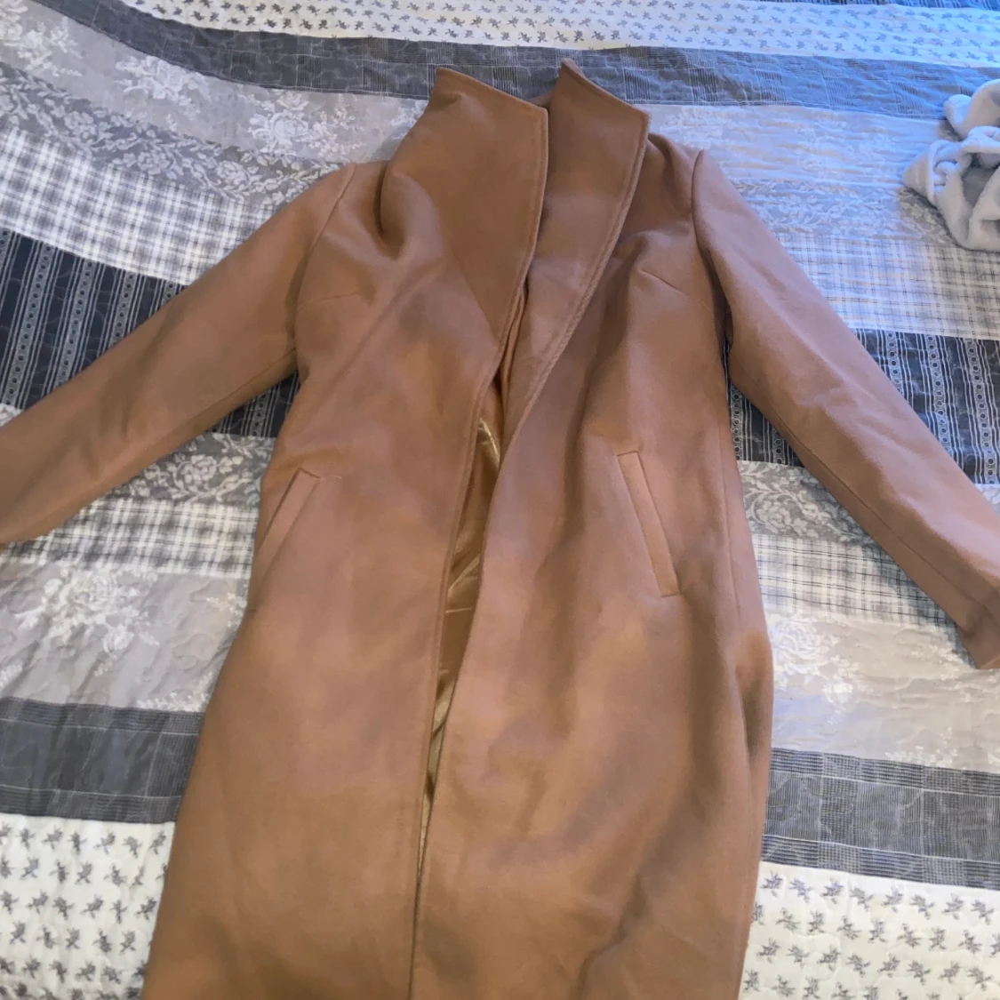 Superfin kappa i mörk beige i mocka.  - 90