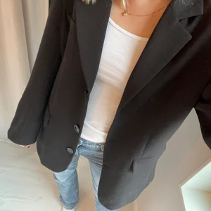 Svart blazer kavaj - Svart kavaj, väldigt använd och nopprig men går säkert att fräscha upp för den som orkar🖤 Oversized modell
