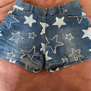 Stella McCartney shorts - Såå fina shorts för sommaren från Stella McCartney 💕💕 storlek 14 år och passar en xs/s👌Säljer då de tyvärr är för små för mig, Kom gärna med prisförslag!! 