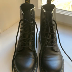 Dr martens klassiska kängor  - Klassiska Dr martens kängor i hårt skinn, passar till allt! Storlek: 37, pris kan diskuteras vid snabbt affär 
