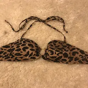 En leopard mönstrad bikini överdel, jätte fin använder inte och aldrig använt, från H&M🙂