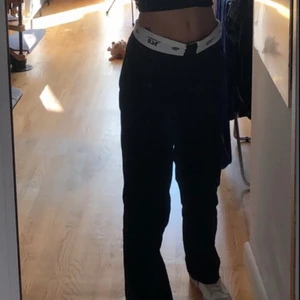 Dickies 874 work pant - Säljer dessa dickies 874 byxor i nytt skick, endast använda en gång. För mig så kommer dem aldrig till användning men det är en super snygg byxa som verkligen passar till allt. Supersköna är de också!!