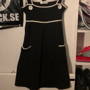 Klänning - Skitsnygg klänning som jag köpt secondhand! Använd ett fåtal gånger av mig men i jättefint skick! Snöre i ryggen så man kan dra åt
