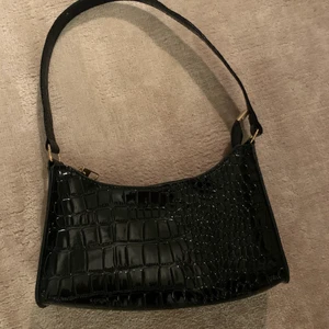 Axelväska  - Svart väska med guld detaljer, aldrig använd!✨ 40kr + frakt