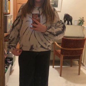 Croppad tröja - Blå/grå tie dye tröja 