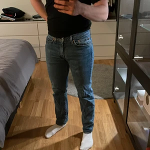 Levis 514 jeans - Ljusblåa Levis 514 jeans. Fräscha, snålt använda. Storlek: W31 L32