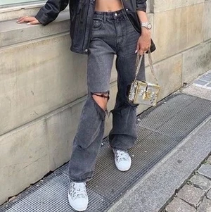 Flare jeans - Det är jeansen på andra bilden som jag säljer men de sitter mer som i första på mig som har storlek 36 i vanliga fall 💕 passar 170 och längre!!!