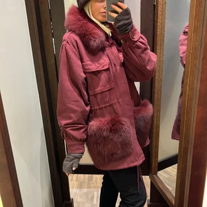 Custommade jacka - Hej! Säljer min custommade jacka! Slutsåld sedan länge och tillverkas ej. Stolek S-M.❤️ använt den 3 gånger! Har redan i grön! Har kvittot kvar❤️ jackan gjordes bara i två stolekar, s/m och m/L, detta är minsta