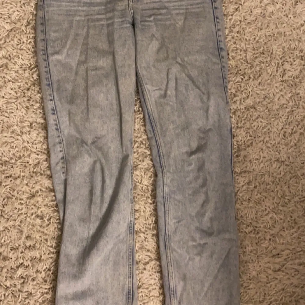Nu säljer jag dom finaste och skönast jeansen från weekday jag ägt pga av att jag inte kan ha dom längre. Super fina och i bra skick. Jag är 169 och dom är låånga. Storlek: W25 L32. Jeans & Byxor.