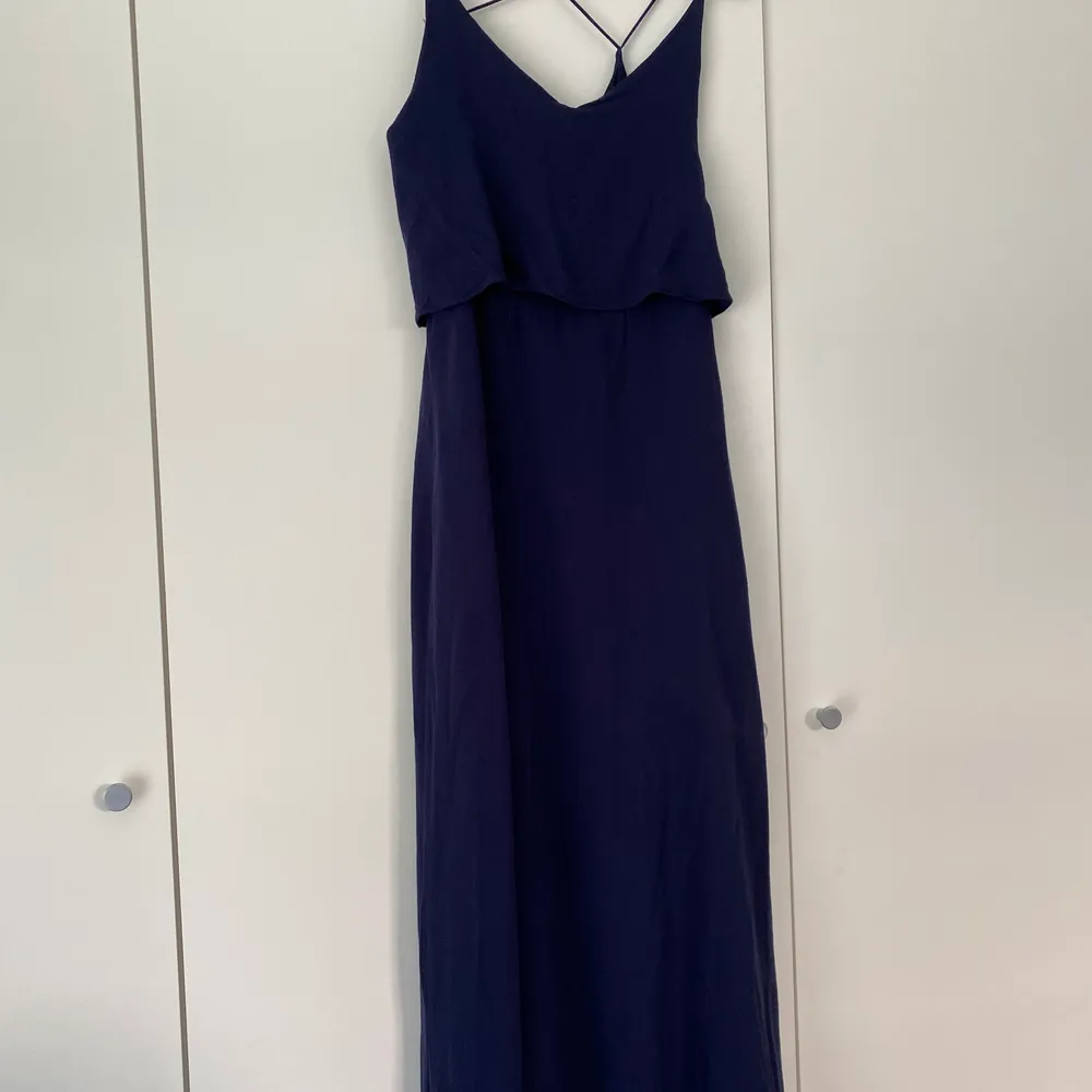 Diva Maxi dress från Second Female i mörkblå färg. Skönt material och snygg modell med tunna band.. Klänningar.