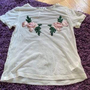 STAY - En tröja från stay🥰 köpte för 200kr säljer för 35kr den är genomskinlig och sedan har den rosor då man kan råka brösten🥰