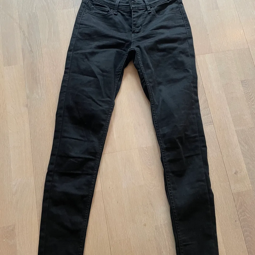 Säljer mina svarta super skinny jeans från Levis i storlek W25, använda ett fåtal gånger och fin passform. Köpta för 995 kronor. Köparen står för frakt.. Jeans & Byxor.