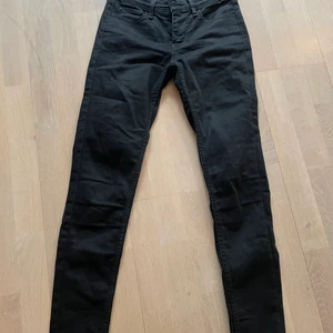 Svarta slim jeans från Levis  - Säljer mina svarta super skinny jeans från Levis i storlek W25, använda ett fåtal gånger och fin passform. Köpta för 995 kronor. Köparen står för frakt.