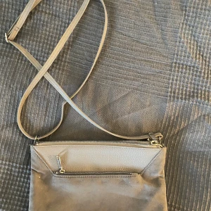 Medium  - Fin väska, aldrig använd. Vill man att den ska fraktas så får man stå för det själv❤️