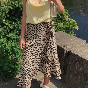 Tunn fin leopardkjol från Gina tricot. Säljs pågrund av att den inte används längre. 