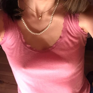 Rosa linne med spets  - Super gulligt rosa linne från secondhand! Används inte längre men är i bra skick! Köpt för 150 kr på humana. Om fler bilder önskas är det bara att skriva! (Köparen står för frakten) 💓💓💓