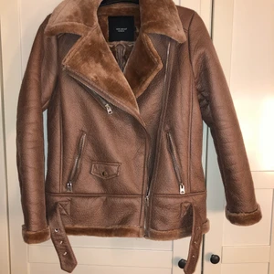 Skinnjacka  - Säljer min skinnjacka som ja ej använder längre för de inte min stil😊 inuti jackan är de superskönt material och den är väldigt varm har använt den 1-2 gånger, skriv gärna om du är intresserad och ja kan skicka fler bilder privat💕💕frakten är ja ej säker på hur mycket den kostar men kan kolla upp det om du vill köpa jackan💕