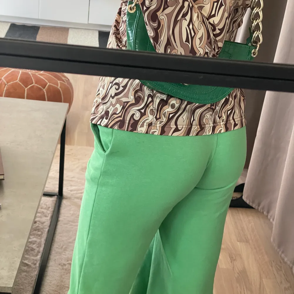 Gröna as sköna och trendiga mjukisbyxor! Perfekt med lite färg nu mot våren🌱🌼🙀😍. Jeans & Byxor.