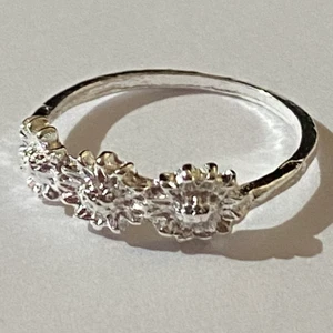 Ring - Silverring i form av blommor. 