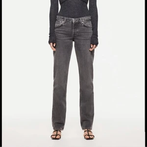 Zara jeans - Lågmidjade jeans från zara i storlek 38💕 Säljer pga för små och är därav oanvända! Säljs ej på zara längre💕