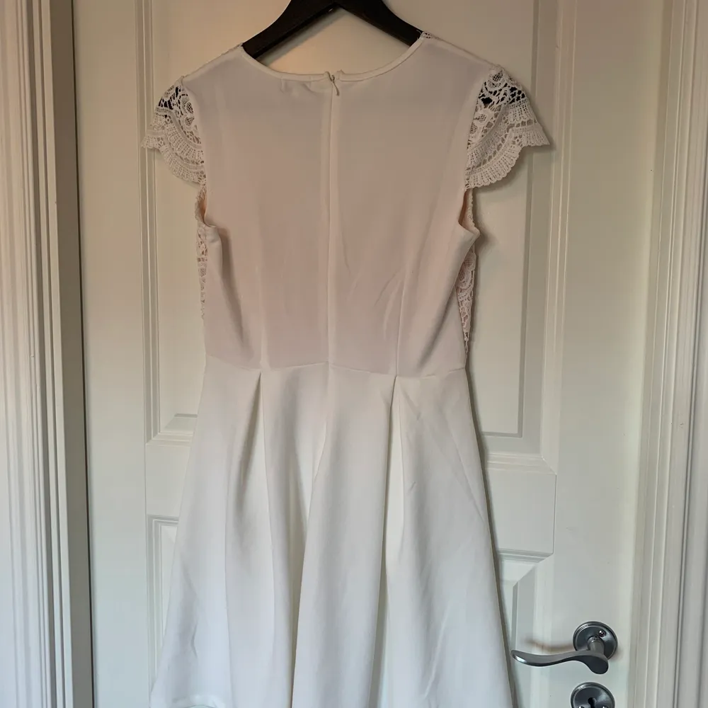 Jättegullig vit klänning från bubbelroom i storlek 36, använd en gång bara. Går till knäna ungefär på mig som är 168cm. Klänningar.
