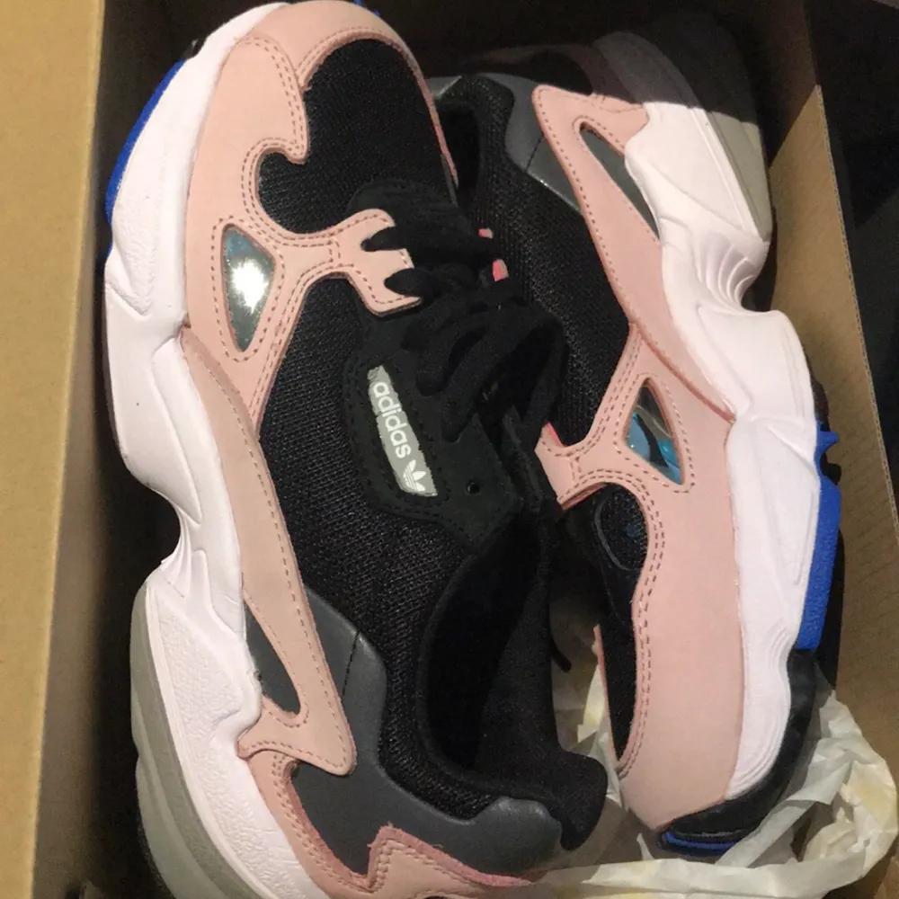 Säljer mina rosa Adidas falcon x Kylie Jenner sneakers. Storlek 37. De är använda men i gott skick, tvättas självklart! Köpta för ca 1000kr när de släpptes. Kan skicka fler bilder om så önskas.. Skor.