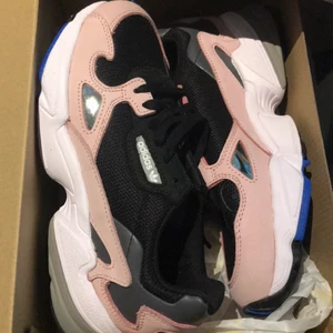 Adidas falcon - Säljer mina rosa Adidas falcon x Kylie Jenner sneakers. Storlek 37. De är använda men i gott skick, tvättas självklart! Köpta för ca 1000kr när de släpptes. Kan skicka fler bilder om så önskas.