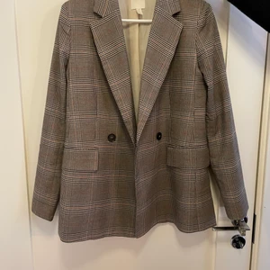 Blazer från H&M - Superfin kavaj som är dubbelknäppt. 