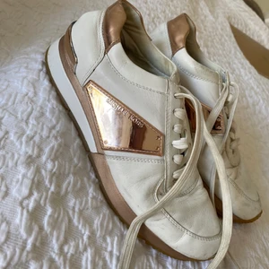 Michael kors allie sneakers rose gold 37 - Använda men i gott skick  På foten är dem mer släta och bilderna gör inte rättvisa Normala i strl - 37 Kvitto finns