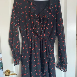 Klänning  - Super gullig klänning säljs pga att den inte kommer till användning. Köparen står för frakt 