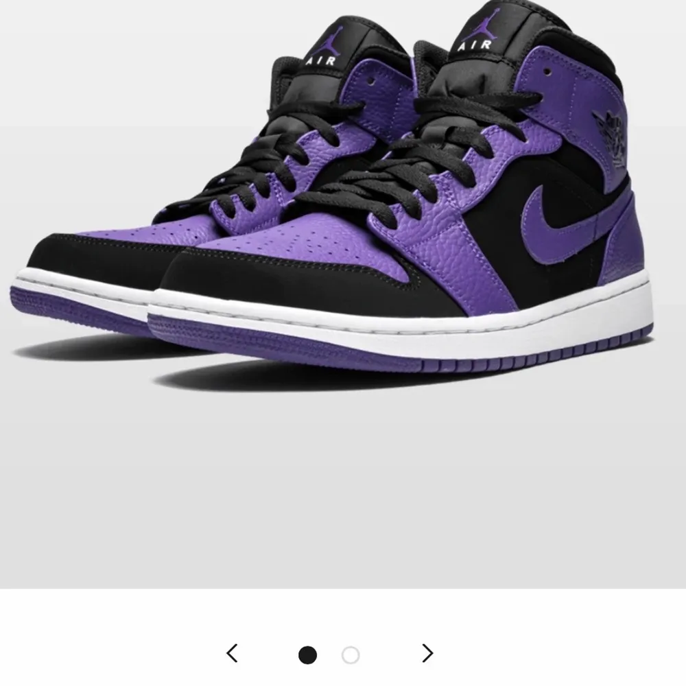 Detta är ett par Jordan 1’s Dark Concord i strl. 44.  Säljes pga. intresse för andra skor. Kvitto + originalkartong saknas och därmed det sänkta priset. Inga större skador utan bara lite gulare nyans av vit på den lägre kanten och de har inte heller blivit ”creasade”. Kom pm för bild på skorna i verklighet.. Skor.