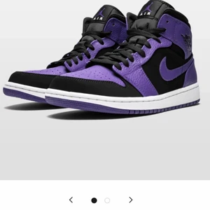 Jordan 1 - Dark Concord - Mid - Detta är ett par Jordan 1’s Dark Concord i strl. 44.  Säljes pga. intresse för andra skor. Kvitto + originalkartong saknas och därmed det sänkta priset. Inga större skador utan bara lite gulare nyans av vit på den lägre kanten och de har inte heller blivit ”creasade”. Kom pm för bild på skorna i verklighet.