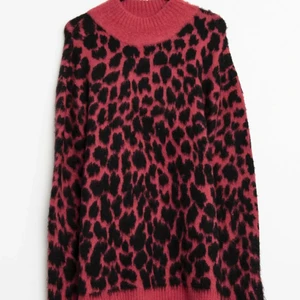 Stickad tröja nakd - Supersnygg stickad tröja från nakd, säljer då den tyvärr inte kommer till användning längre 😢 den är endast använd ett fåtal gånger så i fint skick! Säljer även en likadan i blå ❤️‍🔥👌🏻 lånad bild men skickar egna vid intresse