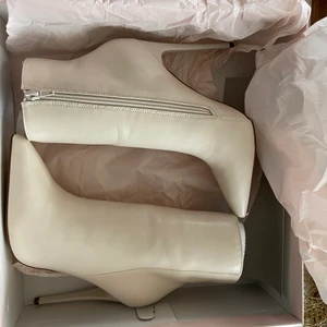 Högklackade stövlar  - Från JustFab och aldrig använda❣️❣️ storlek : US 8,5 EU 39