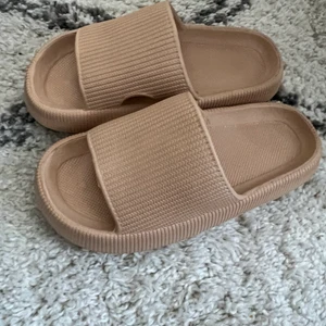 Tofflor beige strl:36-37 - Helt oanvänd tofflor. 