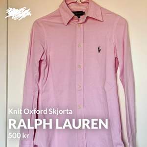 Ralph Lauren Knit Oxford Skjorta i storlek S. Slim fit/figurnära passform. Skjorta är sparsamt använd vid 2 tillfällen och är tvättad efter användning. Skjortan är i nyskick. Kan mötas upp i Linköping eller skickas men då står köparen för fraktkostnad.
