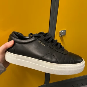 Axel arigato skor  - Ett par Axel arigato skor i nytt skick❤️använda några få gånger men dem är för små så har bestämt mig för att sälja dem till någon annan som dem passar bättre på🥰Kartongen finns kvar samt påsen skorna låg i i kartonger. Dem är i storlek 38 men är liiite små i storleken. Kan självklart skicka fler bilder om så önskas💋 nypris: ungefär 1700kr (minns inte riktigt), mitt pris: 600kr + frakten som är 119kr🥰