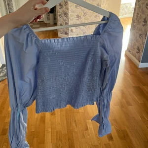 Topp/ blus från nakd - Topp/blus från nakd. Aldrig använd och mycket fin nu till våren. Frakt tillkommer!❤️